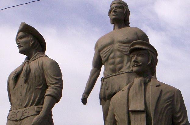 Estatuas de las Tres Culturas en acceso Avenida San Martín by elcastelero