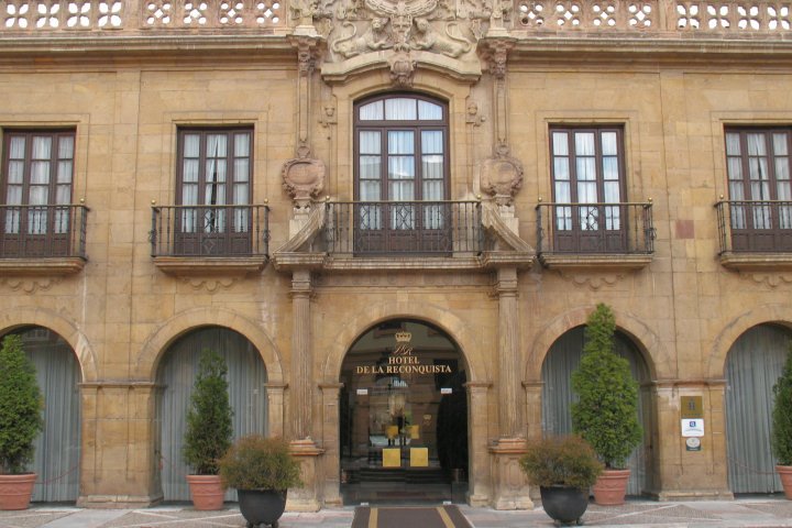 Hotel Reconquista by Víctor Cespón