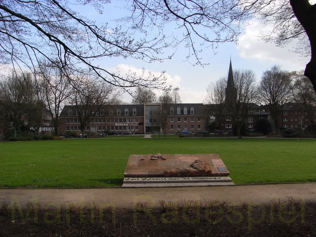 Denkmal im Ehrenpark by MartinRadespiel