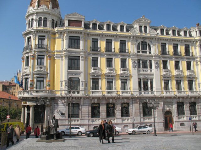 Edificio by Víctor Cespón