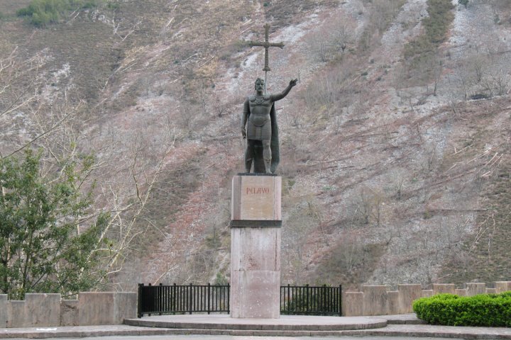 Estátua de Don Pelayo by Víctor Cespón