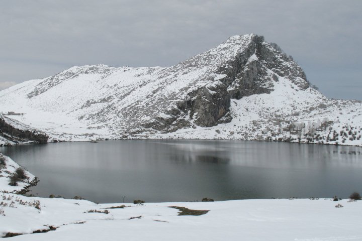 Lago Enol nevado by Víctor Cespón