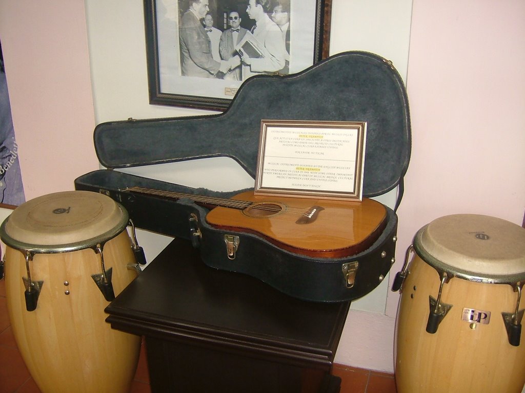 Peter Frampton's Guitar at Hotel Nacional em Cuba by AlexMatos