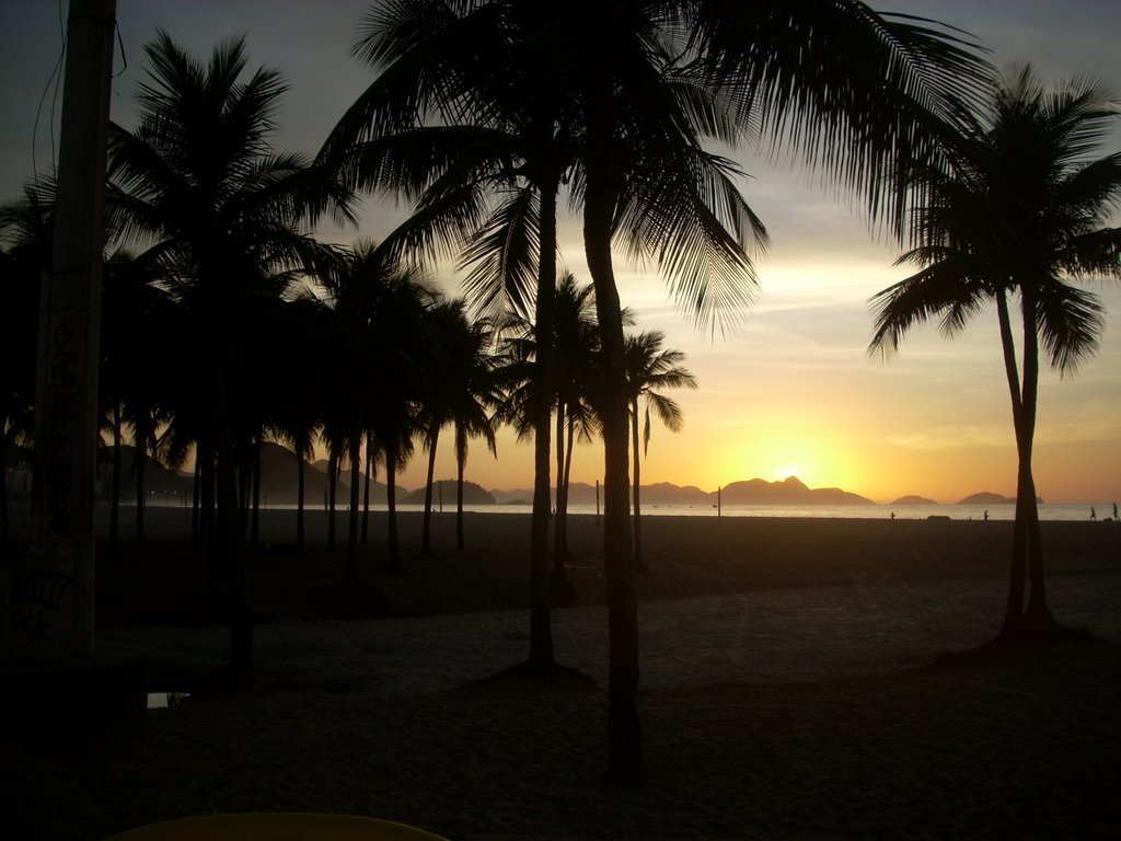 Nascer do sol em Copacabana by Deanne F.