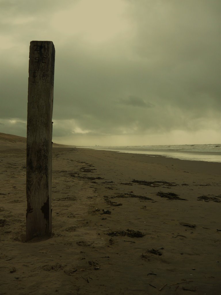 Strandpaal, richting Scheveningen by sanderberkheij