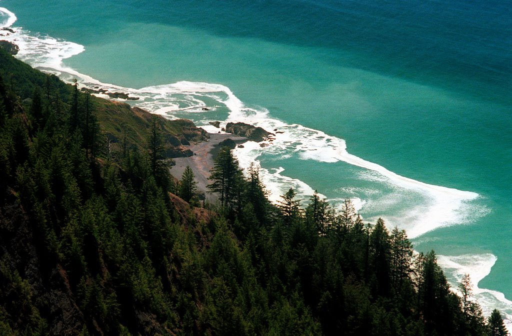 Black Sands Beach From Kaluna Cliff by PGar