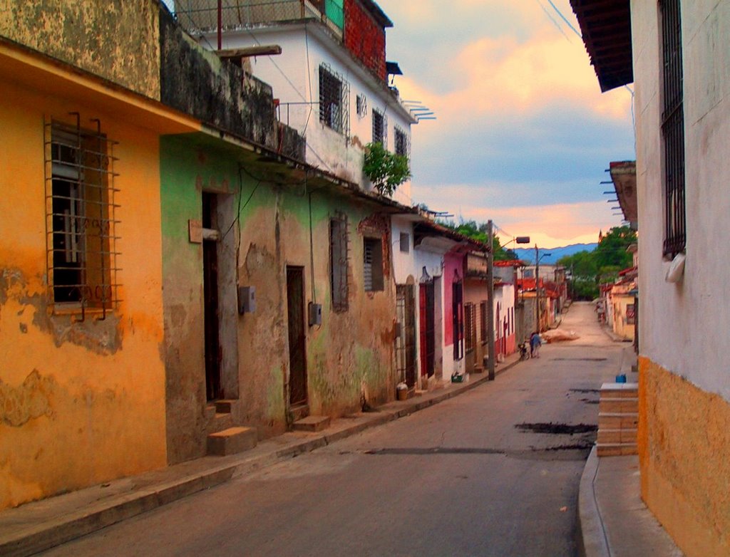 Sancti Spiritus - calle cerca de iglesia parroquial Mayor by Eyanex