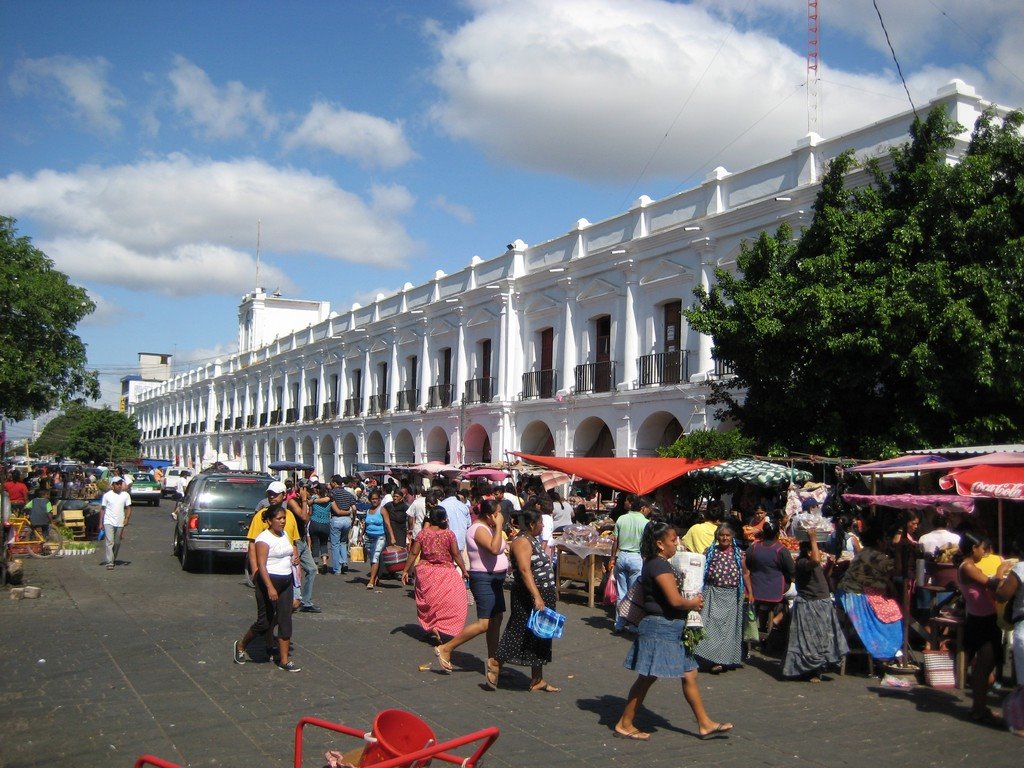 Presidencia y Mercado Municipales by Gus Lopez Gomez