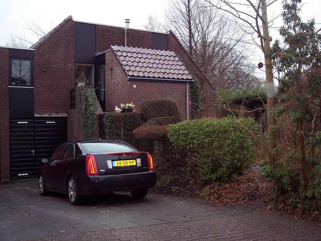 Vennebroek 8 met een Cadillac BLS (2006). De woningen aan de Vennebroek 2-20 (1978) zijn van architect Theo Vlaanderen (1946-1995) van Architectenburo Cor Kalfsbeek uit Borger. De aannemer was Dinkla, Stadsweg 113a in Ten Post (Ten Boer). by Hans R. van der Woud…