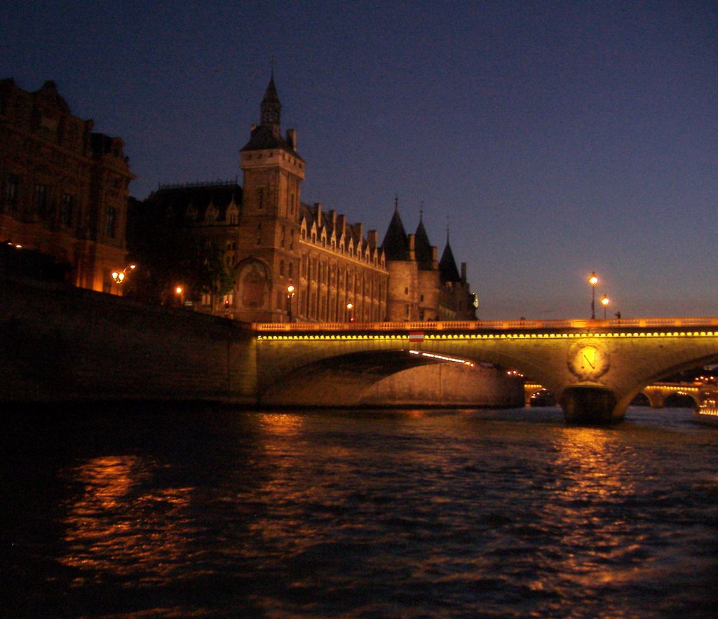 La Conciergerie e il Pont au Change - Crociera notturna sul bateau mouche - Parigi by Ilda Casati