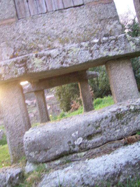 Pedra reutilizada como escada,anteriormente servia de pechadura dunha porta(A torre,louredo) by Rafaiel alvarus rode…