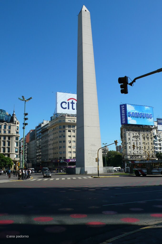 Obelisco en Av. 9 de julio, Buenos Aires, Argentina by Ana Padorno