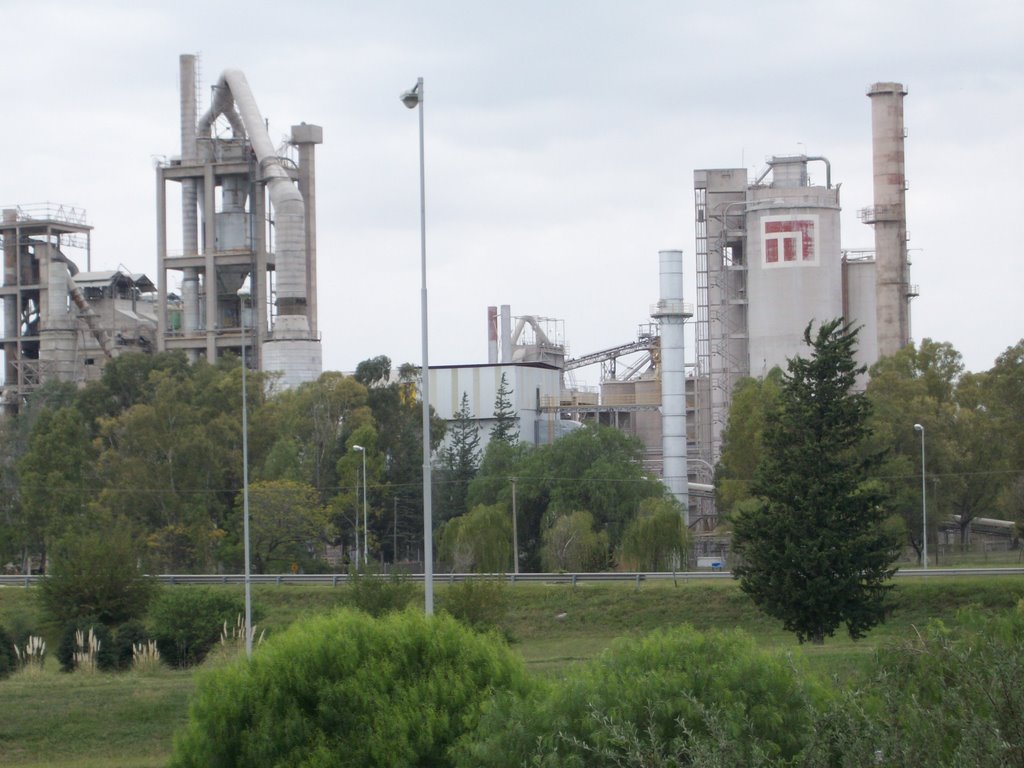 Fábrica de cemento en Yocsina. (foto: Frank Boore).- by Frank Boore