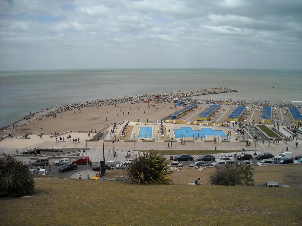 Playa Varese desde el Boulevard by Matha Burroughs