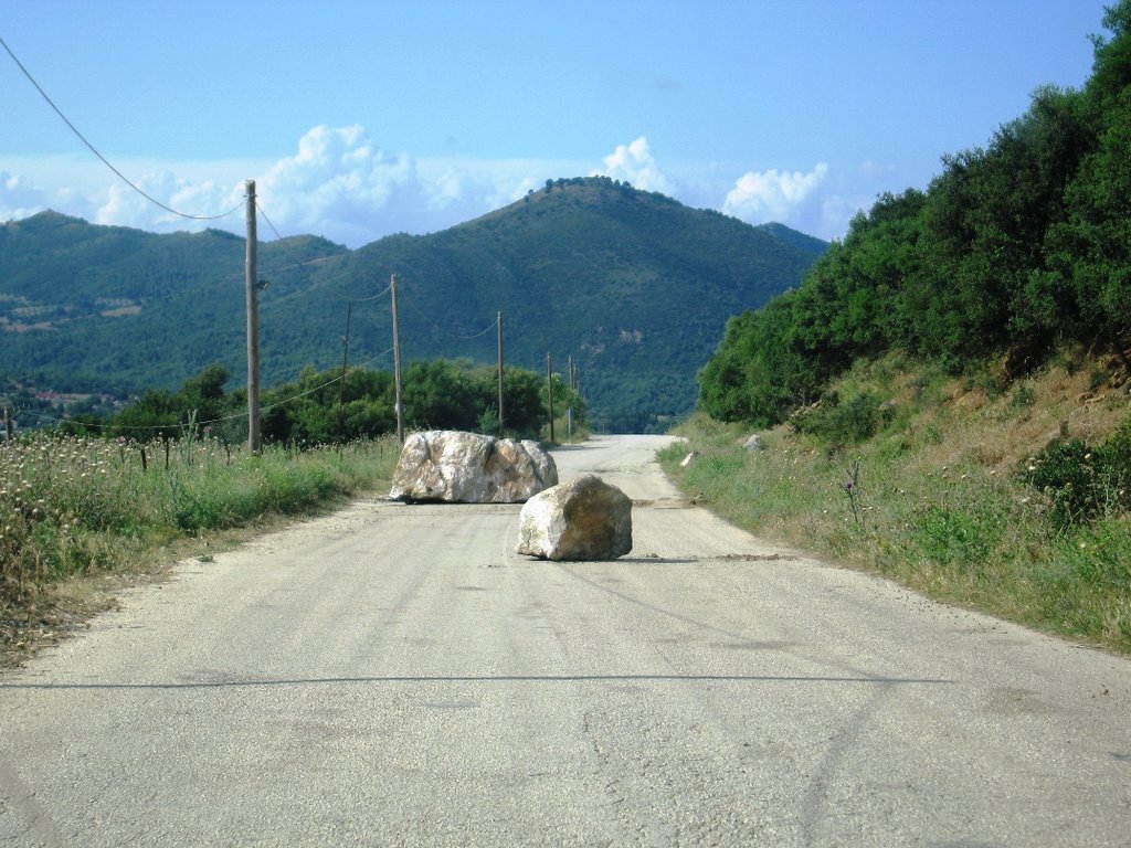 Κουρασμένες ταξιδιώτισσες στιγμές μετά τον σεισμό της 8-6-2008 by Andreas Skollis