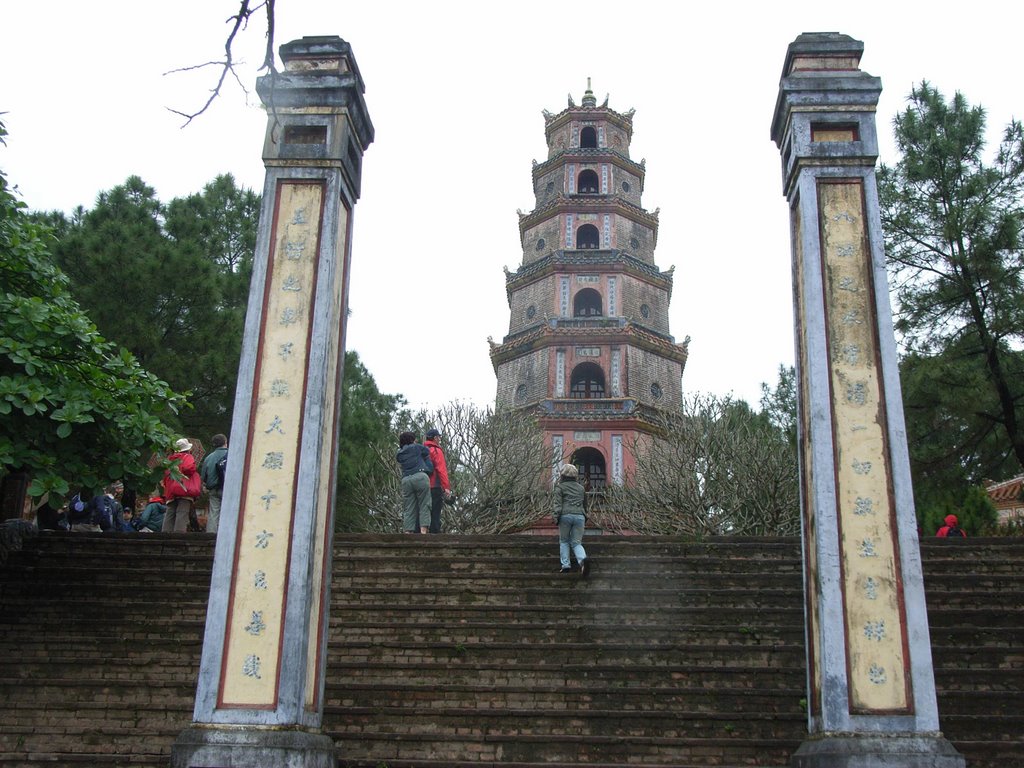 Thien Mu Pagode in Hue, Vietnam by Walter Brunner