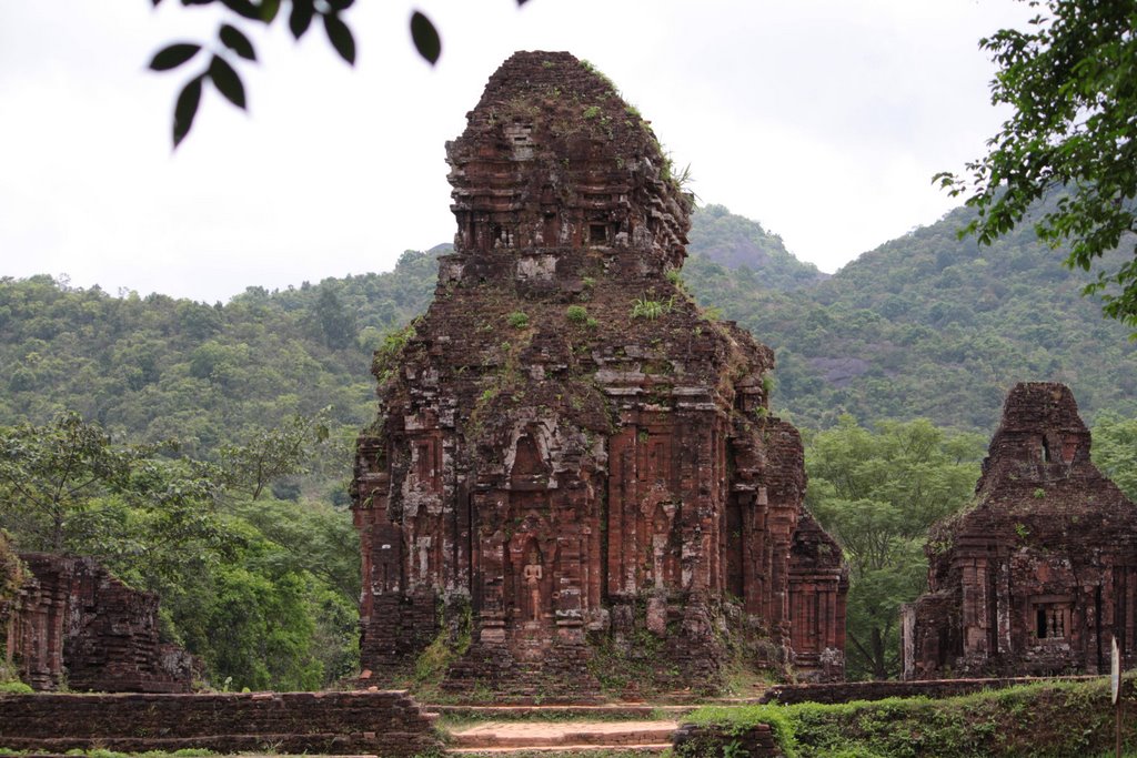 Kham Ruine, My Son, Vietnam by Walter Brunner