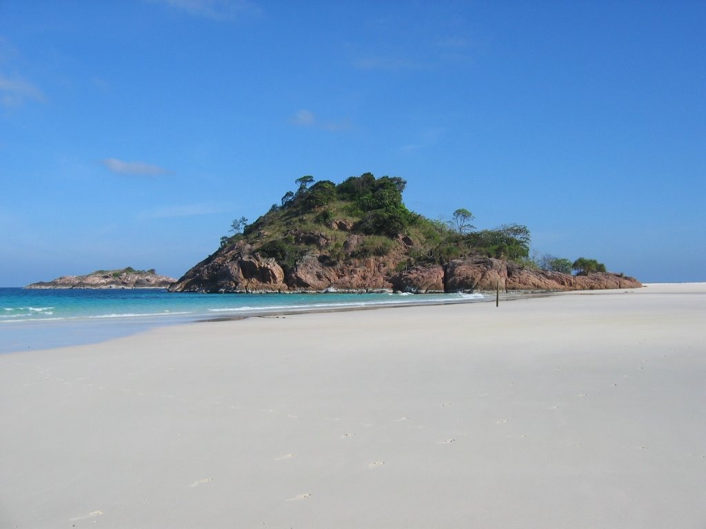 Beach at pasir panjang, Pulau Redang by shaurwei