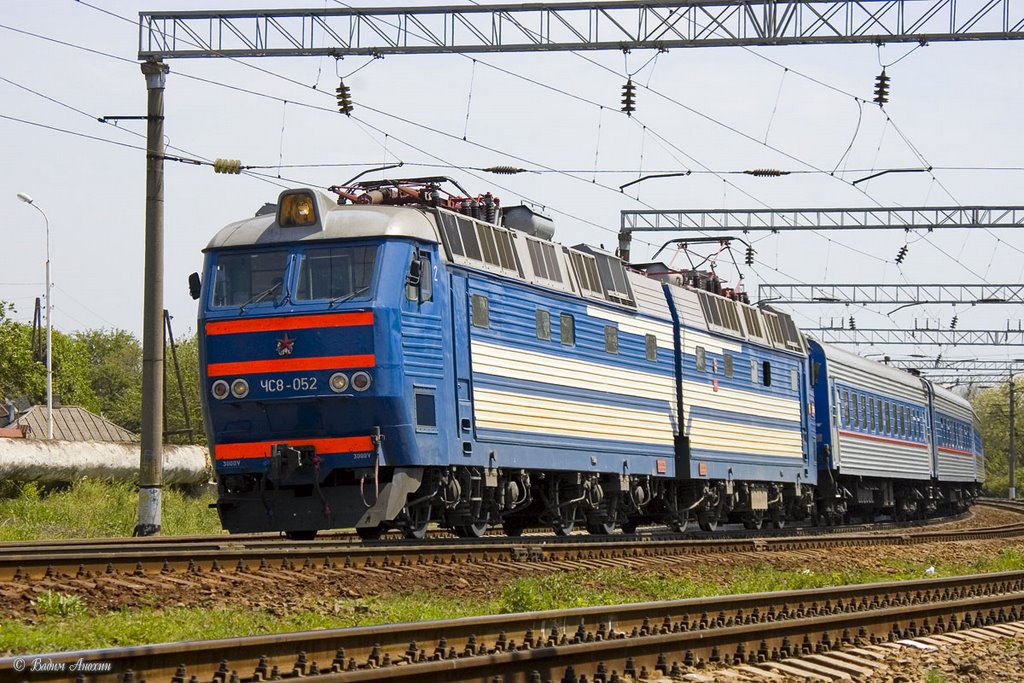 Electric locomotive ChS8-052 with train by Vadim Anokhin