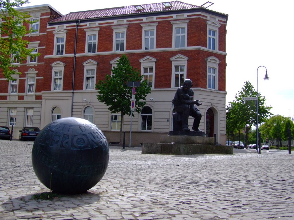 Lidiceplatz mit Bertolt Brecht - Denkmal by Werner Beneke