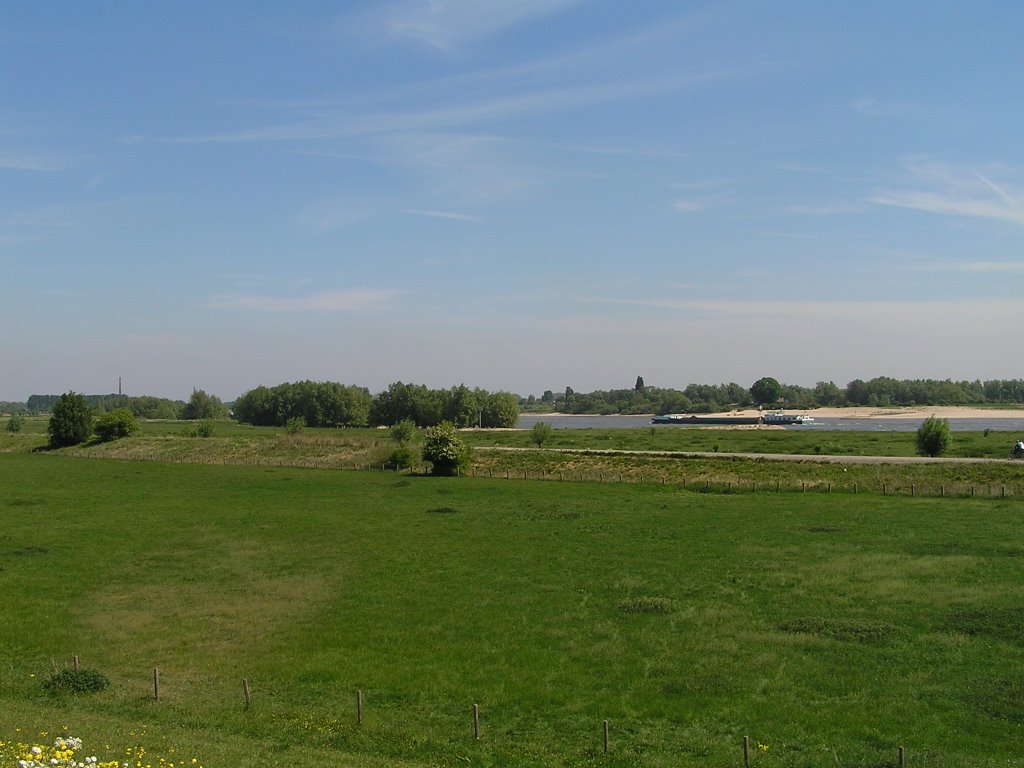 Uitzicht op Defensiedijk en Waal by Joris Bouwmeister