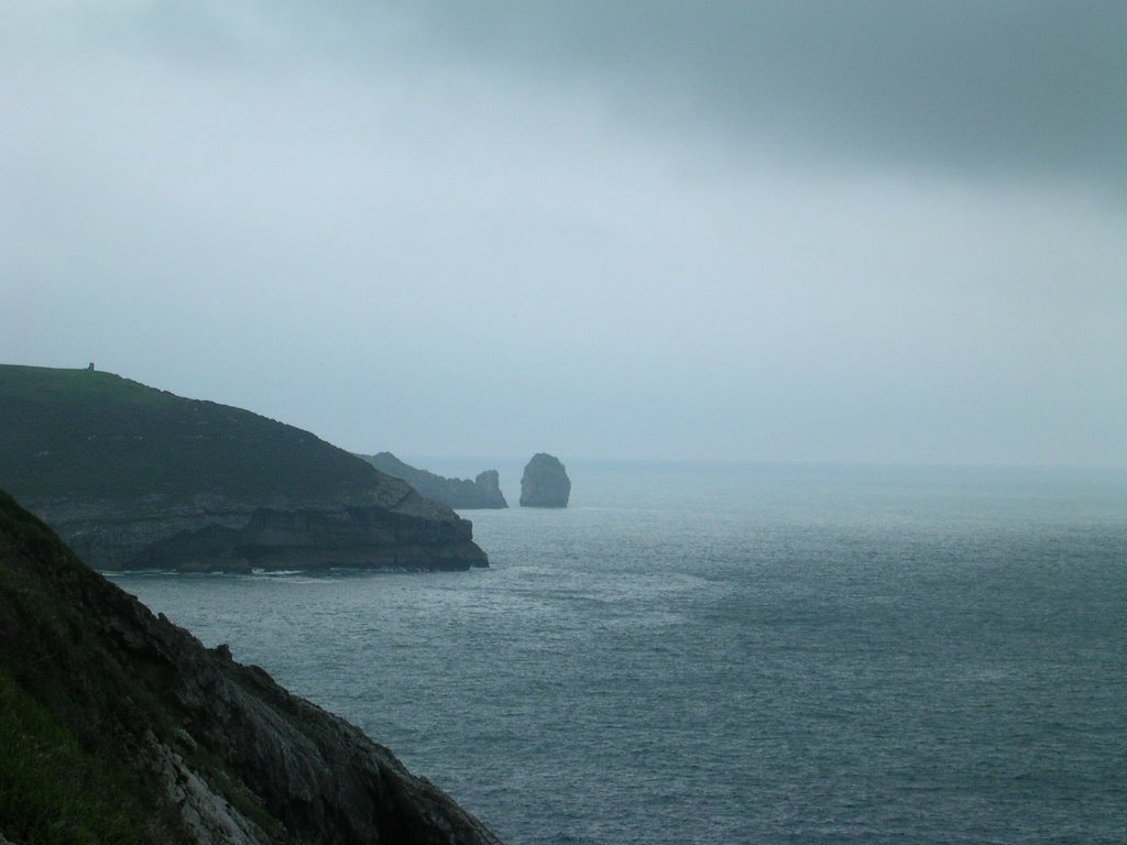 Acantilado de Llanes by jonpiorno