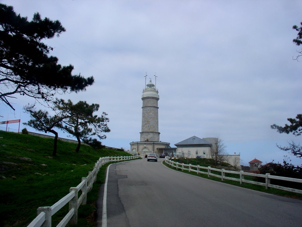 EL FARO GRANDE (año 1839, 91 m sobre nivel mar, 25 millas) by SUAVIA/Miguel 1