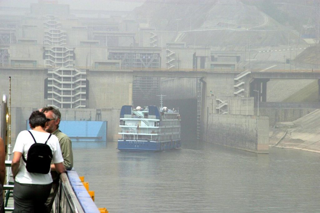 Entering_the_locks_at_the_three_gorges_dam by David Hewitt