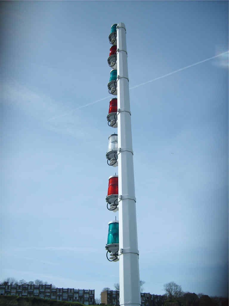 Cardiff bay semaphore by Taranaga