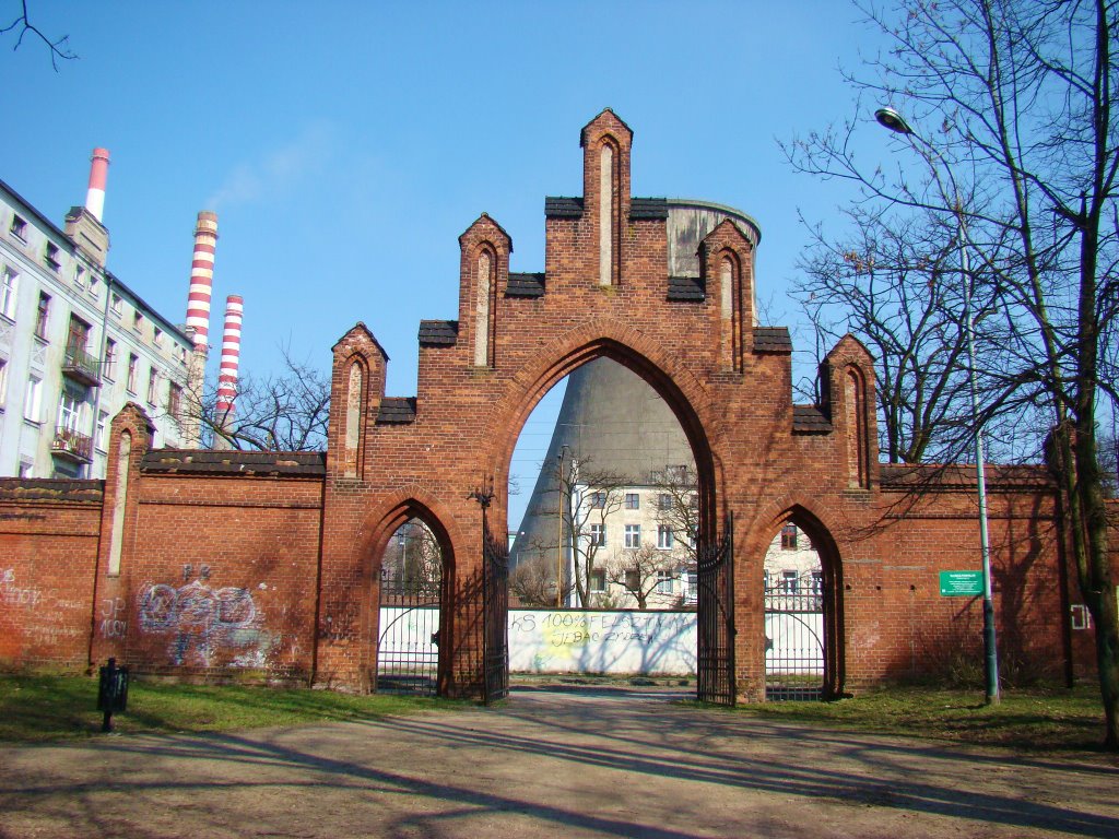 Brama dawnego cmentarza ewangelicko-augsburskiego z 1898 roku.Dziś park.Ul.Felsztyńskiego. by Witold Lewandowski