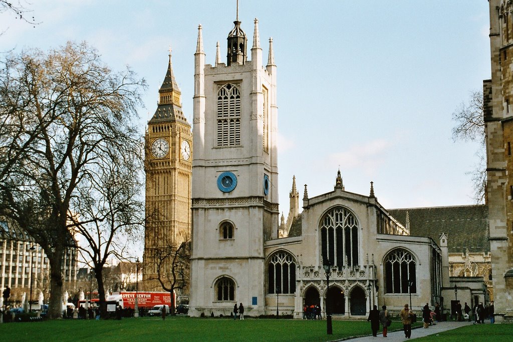 St Margarethe´s Church & Big Ben by Andreas Wiesner