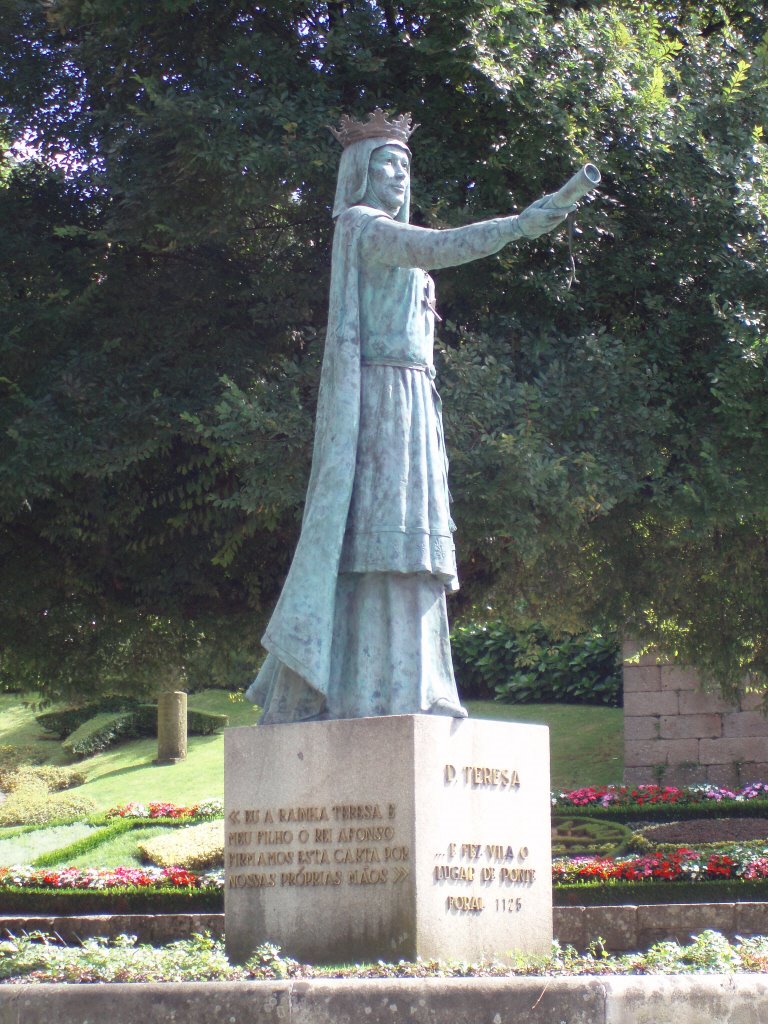 Estátua de Dona Teresa by Eduardo Cerqueira