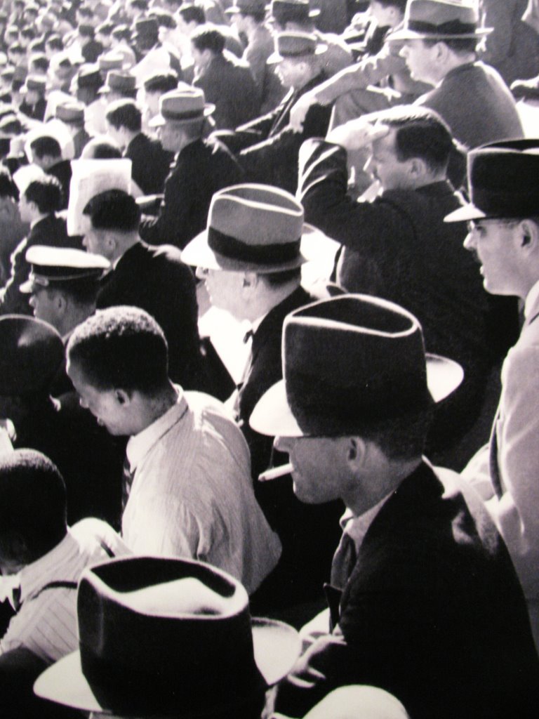 Público no Pacaembú, década de 1940 by Joannis Mihail Mouda…