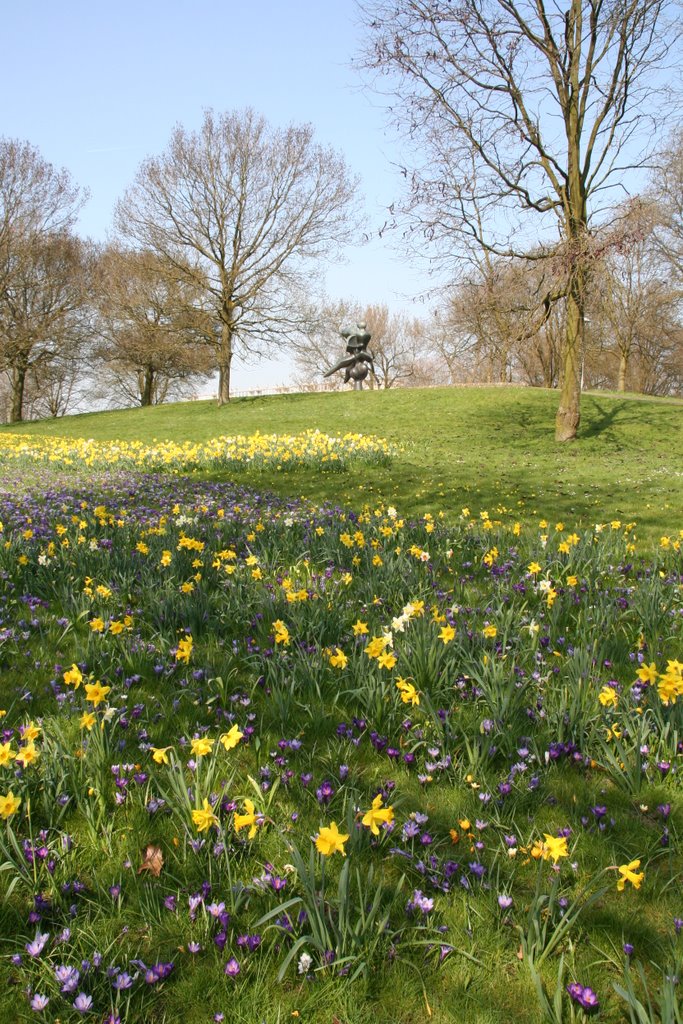 Voorjaarsbloemen en beeld De Wachter in Utrecht by Carl030nl