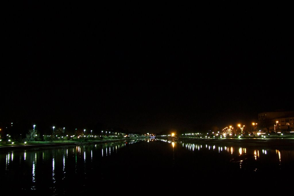 Zayandeh River by Ali Mostoufi