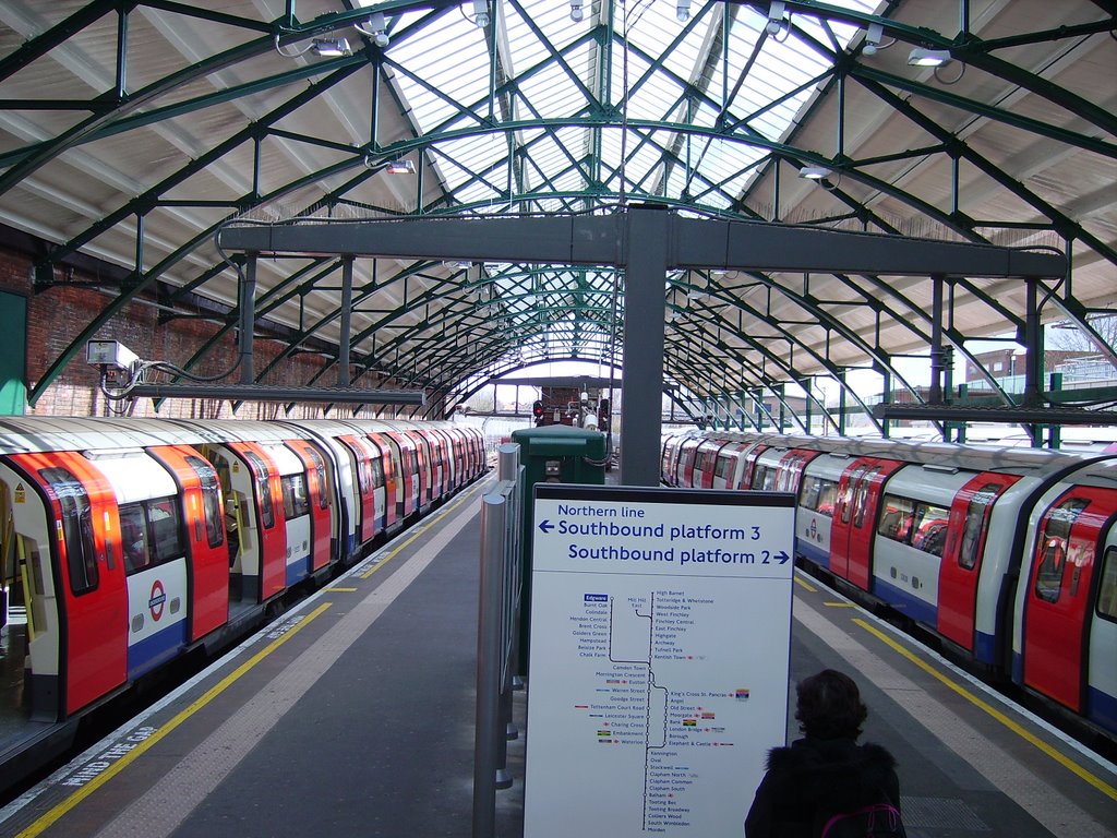 Edgware Underground Station - inside by gianni ferrari