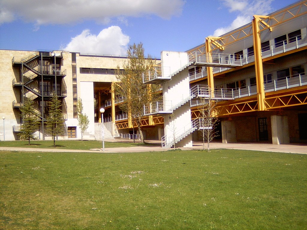 Trasera facultad derecho campus miguel de unamuno by Hostal Navasfrías