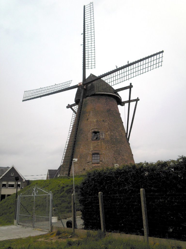 De Guillotinemolen by Den Toerist