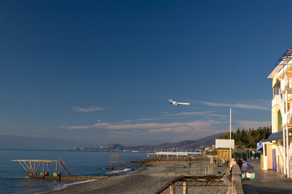 Adler. Beach. Tupolev Tu-154 before landing. by Герман Власов