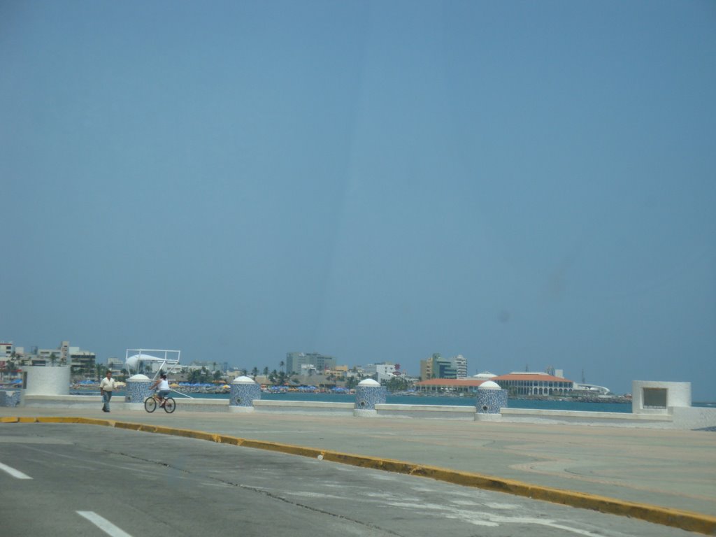 PANORAMICA DE LA PLAYA AL FONDO EL ACUARIO by luispinos