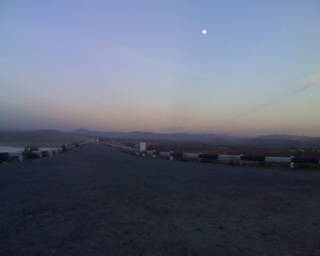 La Cortina De La Presa Con La Luna by VAAM