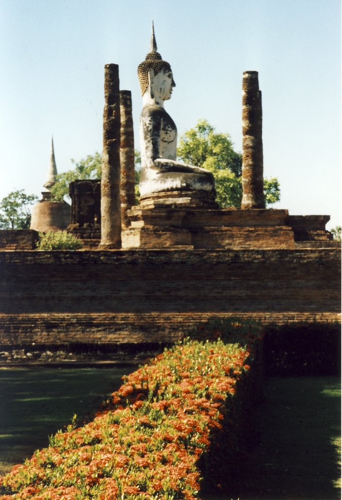 Sitting Buddha in Sukhothai HP by Christophe Van Hulle