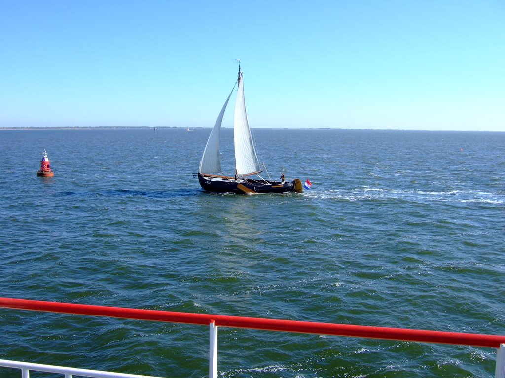 Uitzicht vanaf boot naar Schiermonnikoog by ExpectMoor