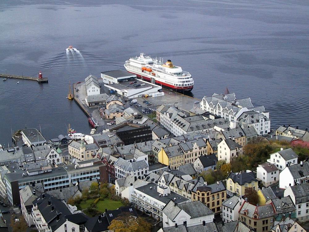 Hurtigruta i Ålesund by Øystein Espelund