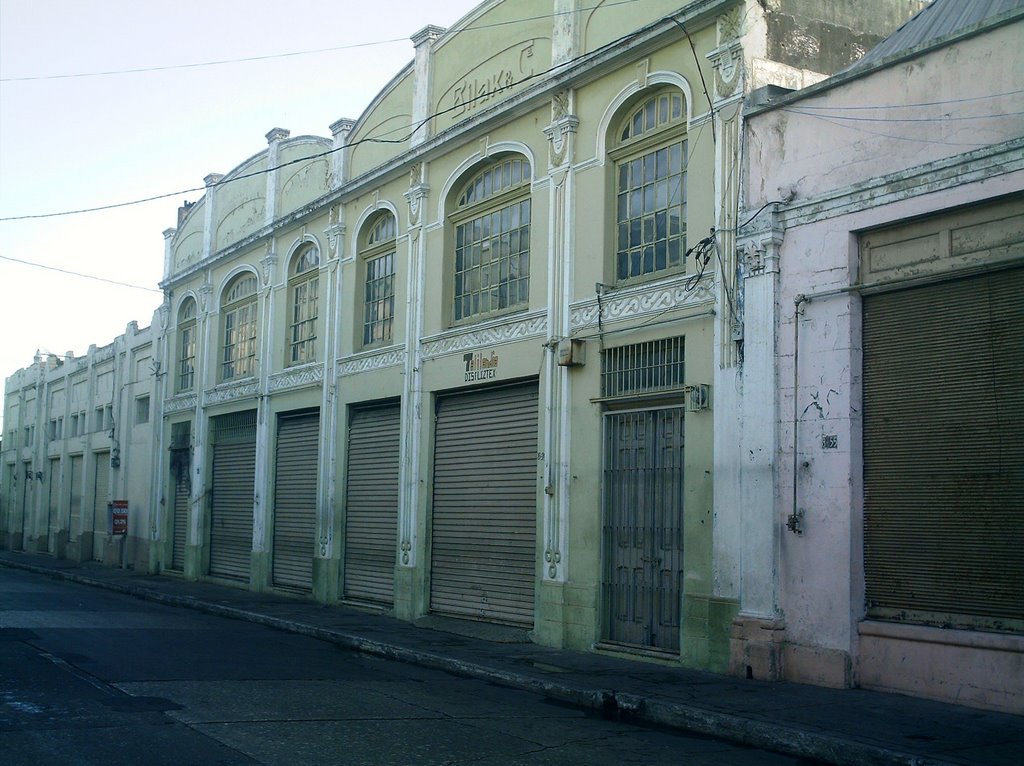 Domingo tempranito por la 8a Avenida del Centro Histórico, Ciudad de Guatemala by Leonel Morales