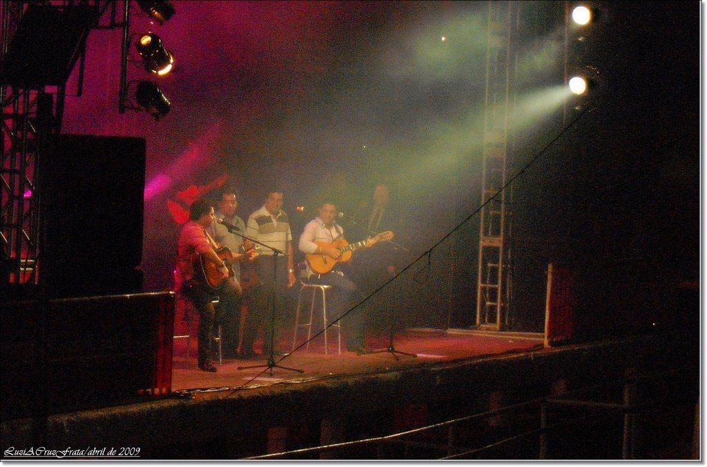 "Craveiro e Cravinho" com "César e Paulinho" cantando FRANGUINHO NA PANELA. by Luzia Frata