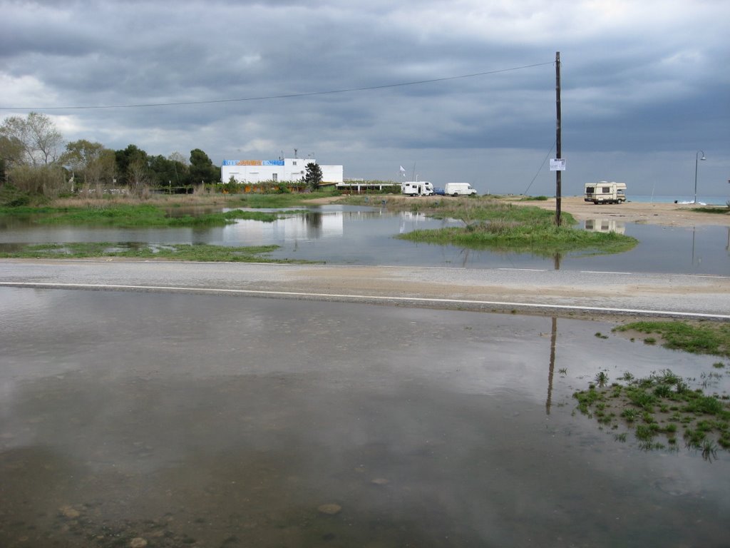 Parking de la Llarga amb aigua by Joel Marimon Bonet