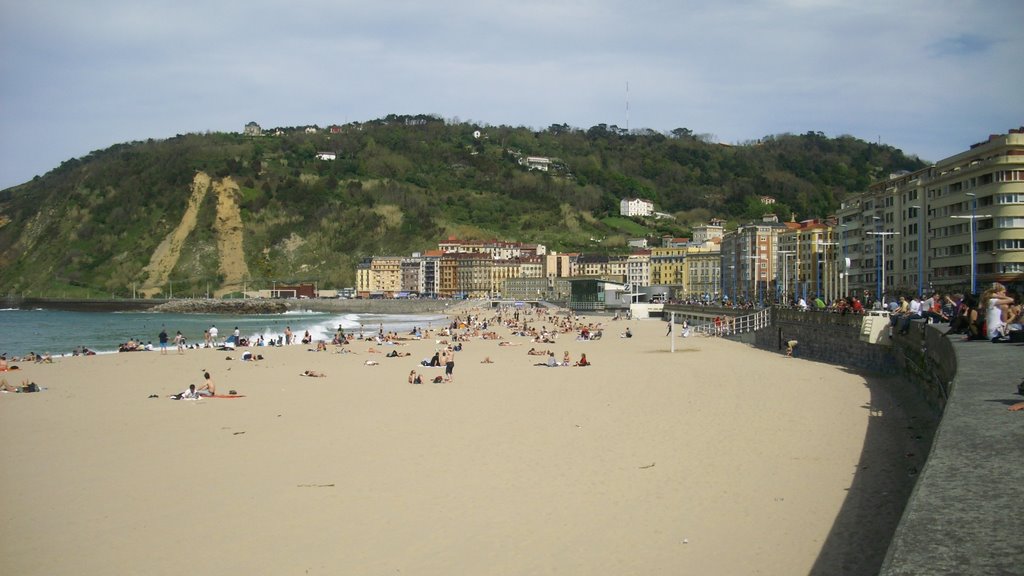 Playa de la Zurriola 01 by Jose Angel Sanchez B…