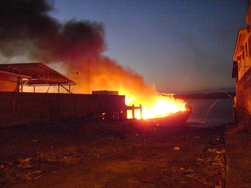 Barcos Quemandose by Mauricio RR