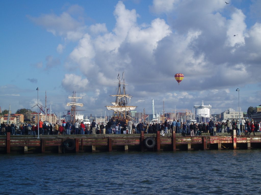 Ostindiefararen Götheborg lämnar Göteborg by Anton Torstensson